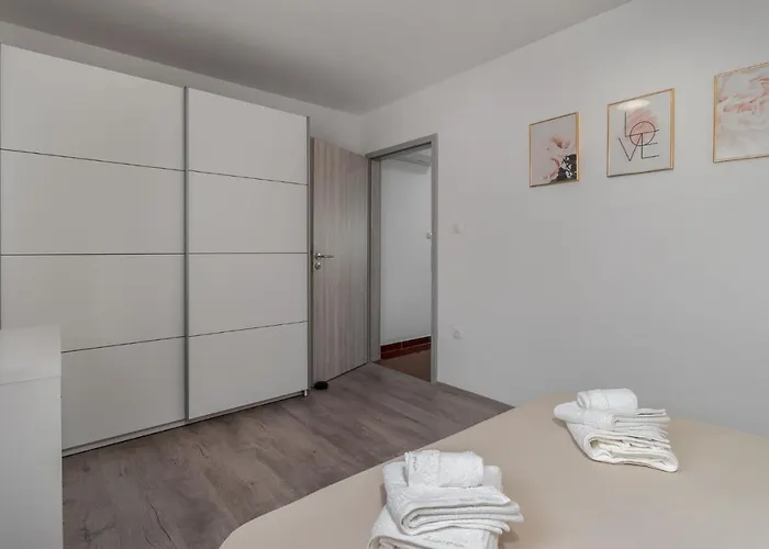 Aura Apartment *